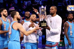 NBA交易截止日：火箭与雄鹿3换1交易方案解析，球员C加盟火箭影响分析